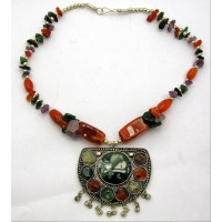 Ожерелье с камнями и медальоном