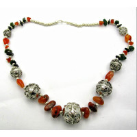 Бусы из оникса и металла