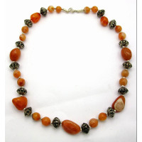 Бусы из оникса и металла