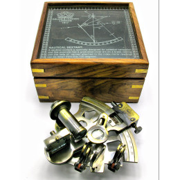 Bronze sextant in a wooden case (15 X 15 cm)