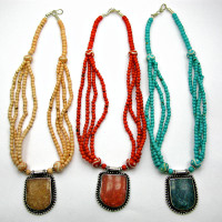 Ожерелье из камней с медальоном