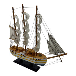 Модель вітрильника на підставці (32х31х7 см)
