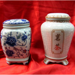 Ceramic tea jar with pattern
