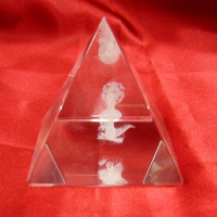 Crystal pyramid with hologram (5cm)