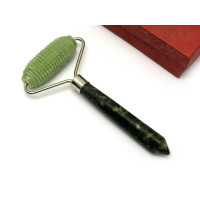 Массажер нефритовый валик- ежик с ручкой в футляре (20,5х10,5х4,5 см)