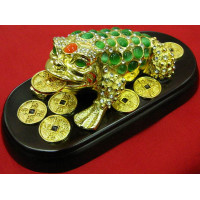 Жаба золота з камінням на підставці