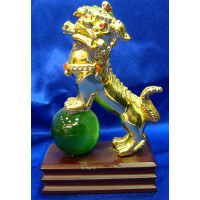 Fu dog on a green gold ball (13.5x10x5 cm)