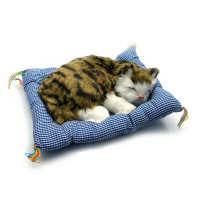 Cat sleeping on a rug (25x21x7 cm)