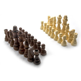 Wooden chess pieces in a blister (h pieces 4.8-9 cm, d 2.2-3.4 cm)(3.5