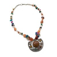 Ожерелье с каменьями и кулоном