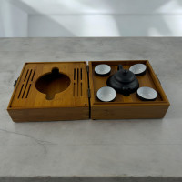 Tea set in a bamboo case (18.5x18.5x10.5 cm)