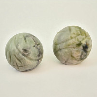 Carved jade massage balls (4 cm in diameter)