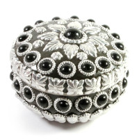 Шкатулка металическая с черными камнями(d- cm h-6 cm)