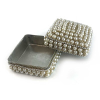 Square box with pearls (7x7x4 cm)