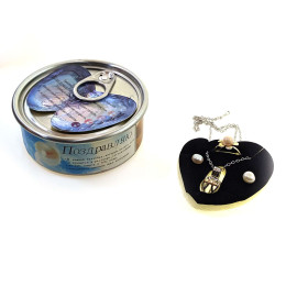 Pearl of desires with a ring and earrings (18x10x3.5 cm)