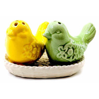 Salt shaker with pepper 