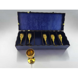 Чарки бронзові позолочені в дерев'яному футлярі(н-р 6 шт/50мл.)(h-11,3 см)(40 х 15 х 8 см)