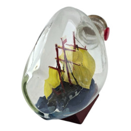 Модель вітрильника у пляшці (13х7 см)