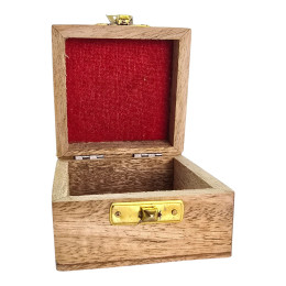 Шкатулка резная из мангового дерева (5х7,5х7,5 см)