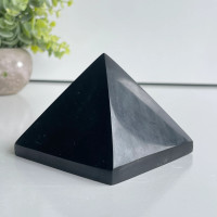 Obsidian pyramid (3.x3 cm)