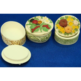 Round ceramic box with flowers